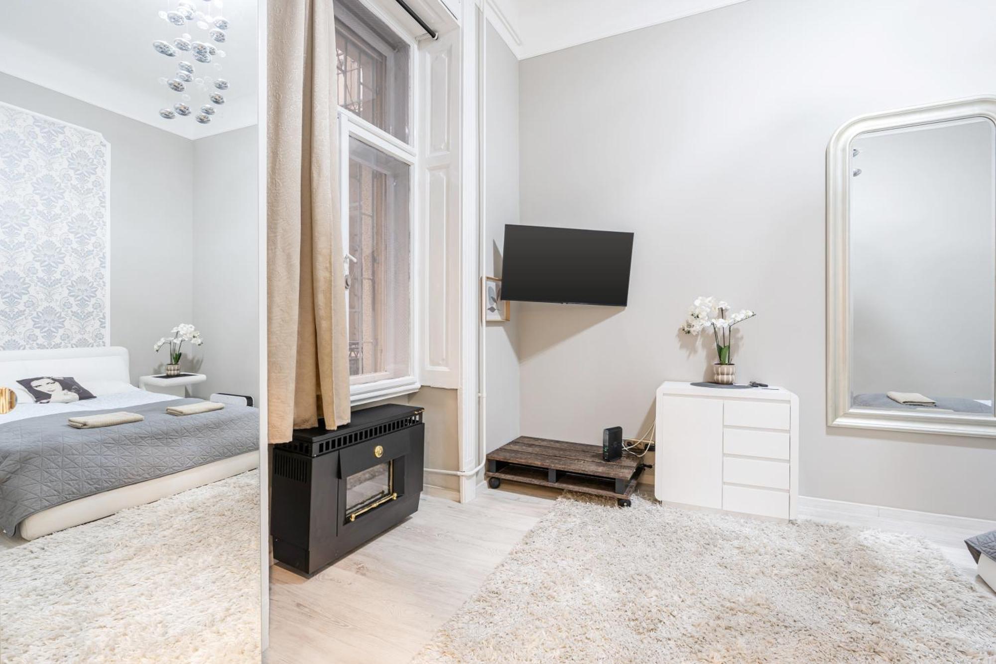 Sea Holly Apartment - With Perfect Location 2 Separate Bdrms Budapest Exterior photo